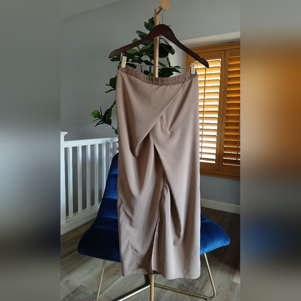 Brunello Cucinelli Layered Midi Silk Skirt in Beige. Size 6 - Picture 3 of 8